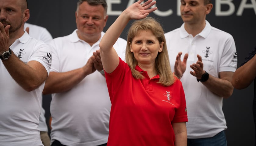 Olimpijczycy w strefie kibica w Porcie Węglowym. W środku w czerwonej koszulce Renata Maurer-Różańska, multimedalistka olimpijska w strzelectwie