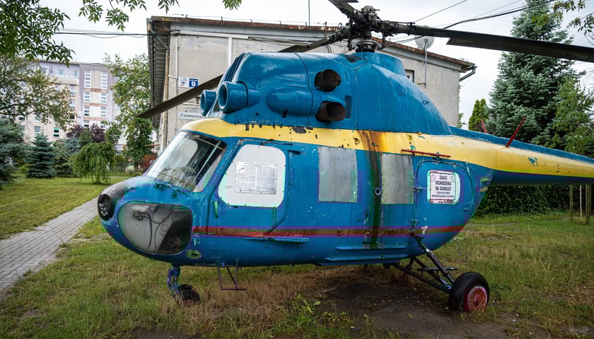 <p>Śmigłowiec Mil Mi-2&nbsp;przed budynkiem Lotniczych Zakład&oacute;w Naukowych przy ul. Kiełczowskiej&nbsp;</p>
