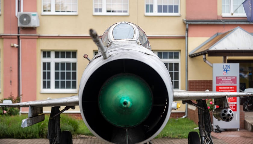 MiG-21&nbsp;przed budynkiem Lotniczych Zakład&oacute;w Naukowych przy ul. Kiełczowskiej&nbsp;