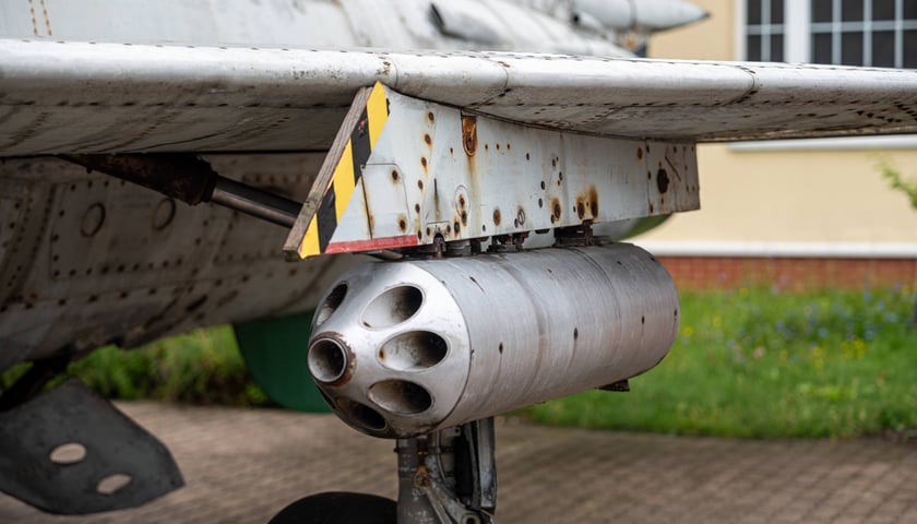 MiG-21&nbsp;przed budynkiem Lotniczych Zakład&oacute;w Naukowych przy ul. Kiełczowskiej&nbsp;