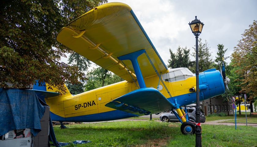 Antonow An-2 przed budynkiem Lotniczych Zakład&oacute;w Naukowych przy ul. Kiełczowskiej&nbsp;