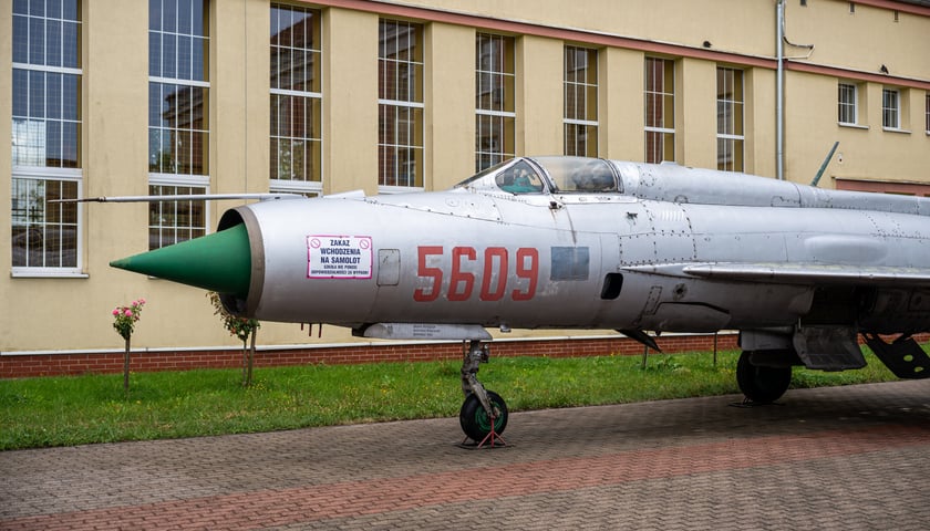 MiG-21&nbsp;przed budynkiem Lotniczych Zakład&oacute;w Naukowych przy ul. Kiełczowskiej&nbsp;