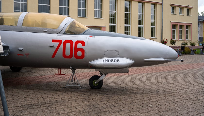 <p>Iskra TS-11 przed budynkiem Lotniczych Zakład&oacute;w Naukowych przy ul. Kiełczowskiej&nbsp;</p>