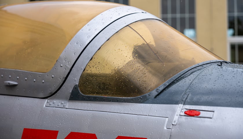 Iskra TS-11 przed budynkiem Lotniczych Zakład&oacute;w Naukowych przy ul. Kiełczowskiej&nbsp;