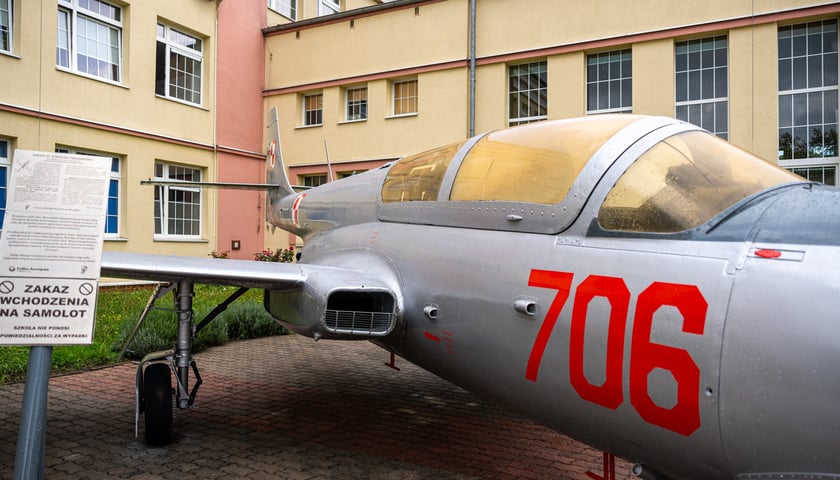 Iskra TS-11 przed budynkiem Lotniczych Zakład&oacute;w Naukowych przy ul. Kiełczowskiej&nbsp;