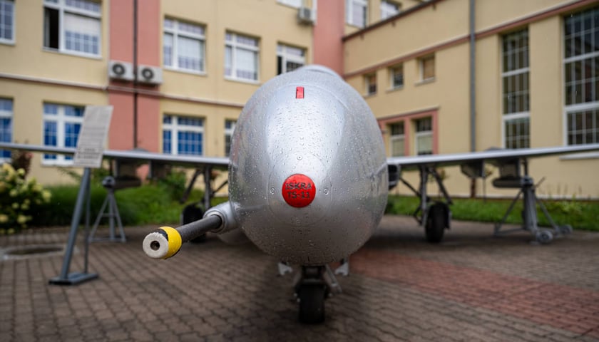 Iskra TS-11 przed budynkiem Lotniczych Zakład&oacute;w Naukowych przy ul. Kiełczowskiej&nbsp;