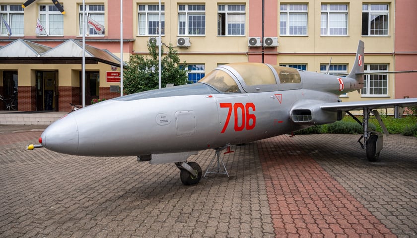 Iskra TS-11 przed budynkiem Lotniczych Zakład&oacute;w Naukowych przy ul. Kiełczowskiej&nbsp;