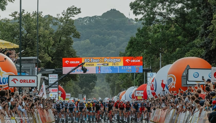 Peleton podczas 80. TdP