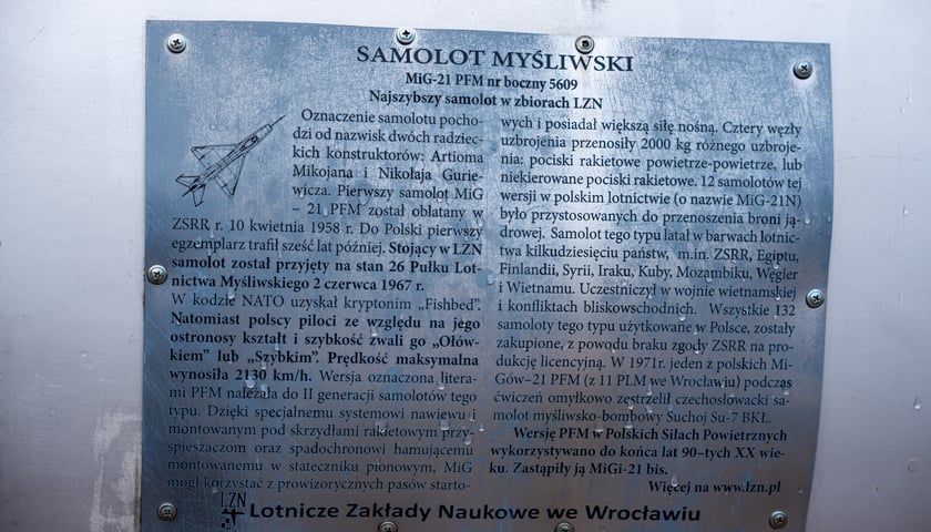 Tabliczka z opisem samolotu myśliwskiego MiG-21 PFM