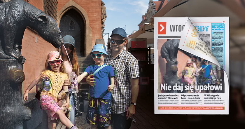 Czteroosobowa rodzina: córka, syn, mam i tata przy wodotrysku"Niedźwiadek" obok wrocławskiego ratusza.