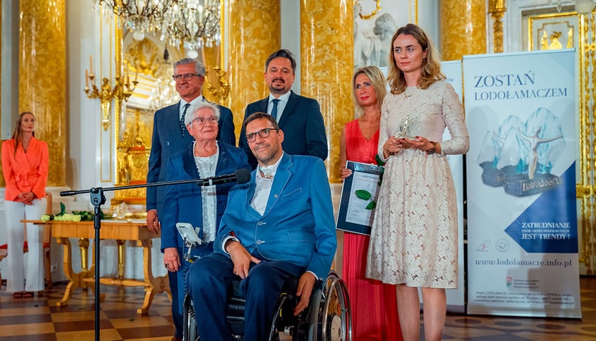 Zdjęcie przedstawiające grupę uczestników gali wręczenia statuetki Lodołamacz podczas jednej z poprzednich edycji konkursu.