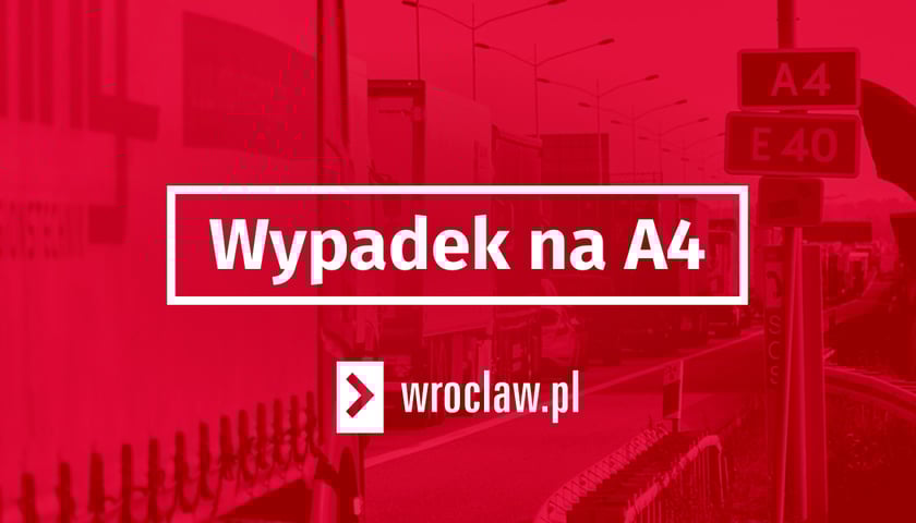 Czerwona plansza z białym napisem: wypadek na A4
