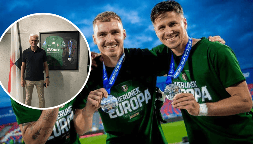 Z lewej w kółku trener Jacek Magiera w Muzeum Śląska Wrocław, z prawej dwaj zawodnicy Śląska (Petr Pokorny i Petr Schwarz) ze srebrnymi medalami