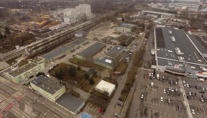 Widok z góry na działki na Szczepinie, w tym siedzibę ZDiUM Wrocław