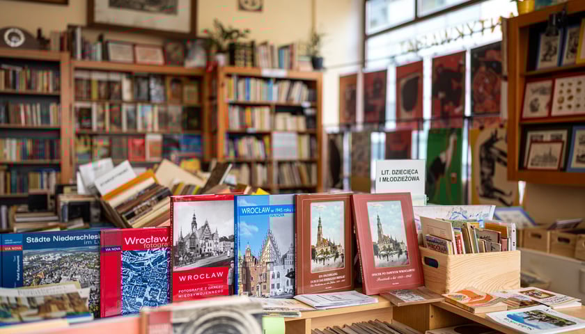W Antykwariacie im. Andrzeja Jaworskiego kupimy literaturę naukową, jak i przewodniki po Wrocławiu. Zobacz, gdzie jeszcze kupisz używane książki w mieście!