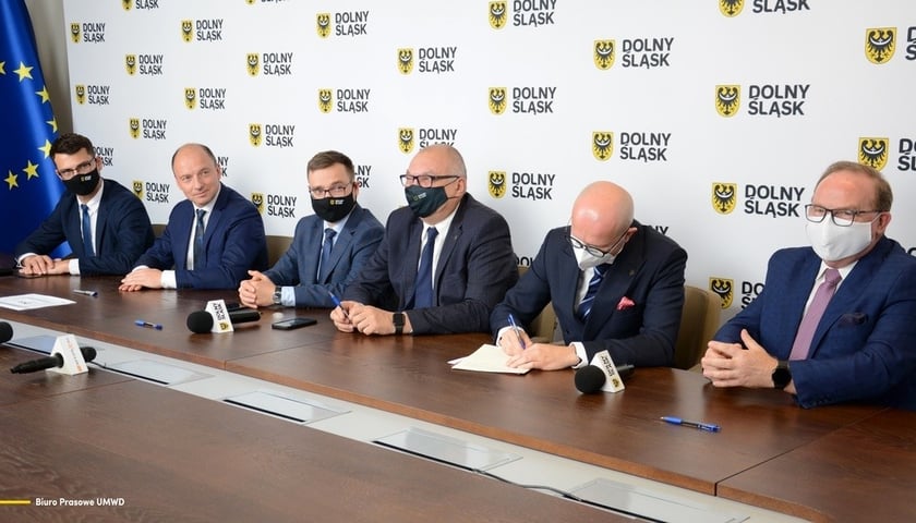Przedstawiciele urzędu marszałkowskiego, miasta Wrocław i gmin Czernica oraz Jelcz-Laskowice poinformowali o otwarciu pierwszej linii w ramach Dolnośląskich Kolei Aglomeracyjnych.