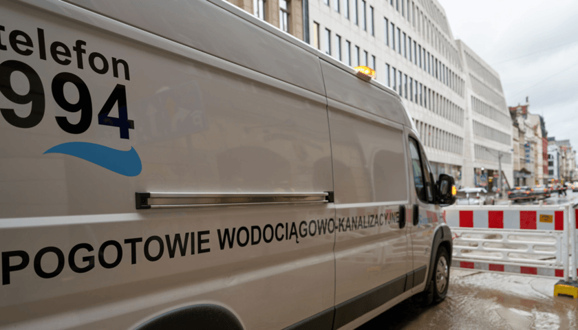 Samochód pogotowania wodociągowo-kanalizacyjnego MPWiK. Na samochodzie numer telefonu alarmowego 994 (zdjęcie ilustracyjne) 