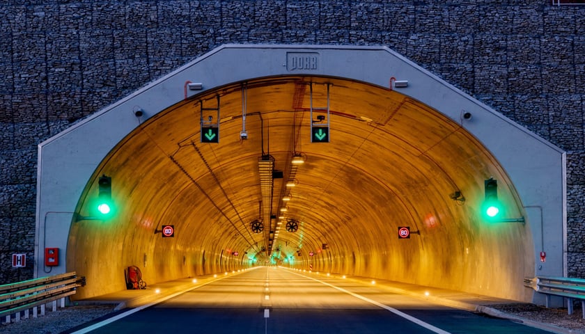 Oświetlony tunel na trasie S3