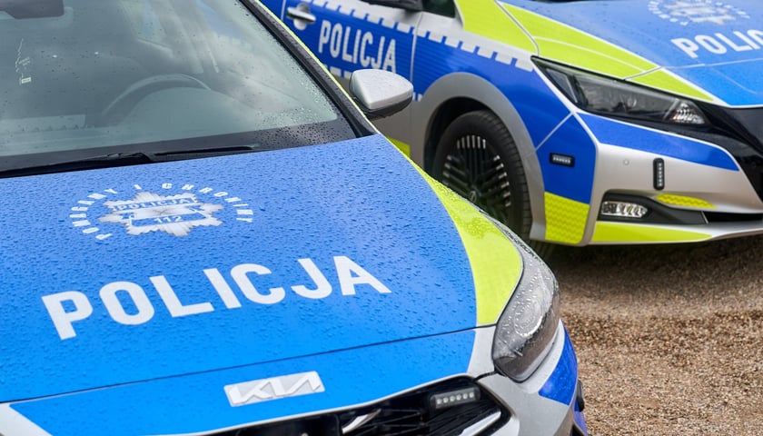 Na zdjęciu ilustracyjnym widać policyjne radiowozy 