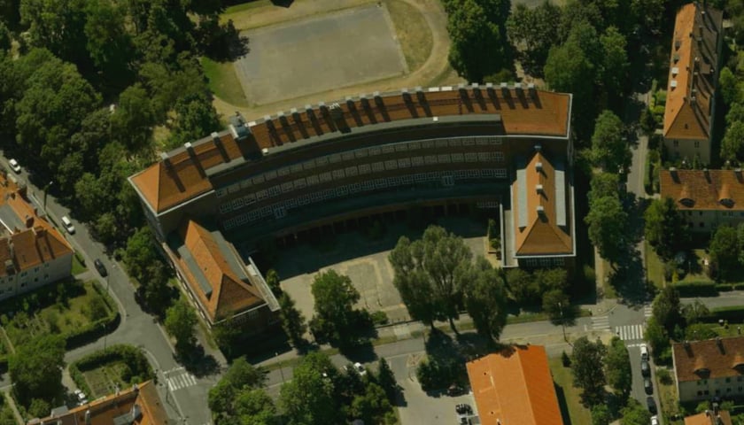 Budynek szkoły na Sępolnie, widok z lotu ptaka