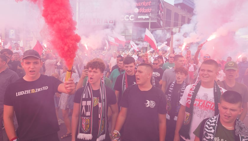 Godzina "W" we Wrocławiu. Ludzie zgromadzeni na pl. Dominikańskim