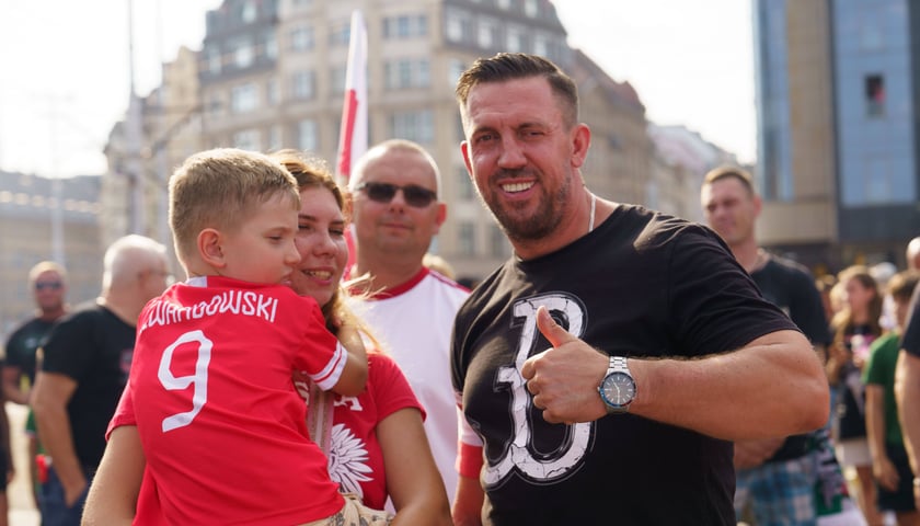 Godzina "W" we Wrocławiu. Ludzie zgromadzeni na pl. Dominikańskim