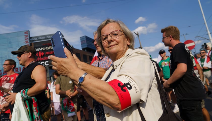 Godzina "W" we Wrocławiu. Ludzie zgromadzeni na pl. Dominikańskim