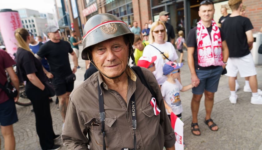 Godzina "W" we Wrocławiu. Ludzie zgromadzeni na pl. Dominikańskim