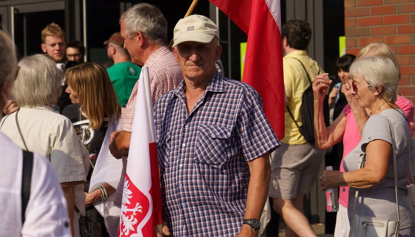 Godzina "W" we Wrocławiu. Ludzie zgromadzeni na pl. Dominikańskim