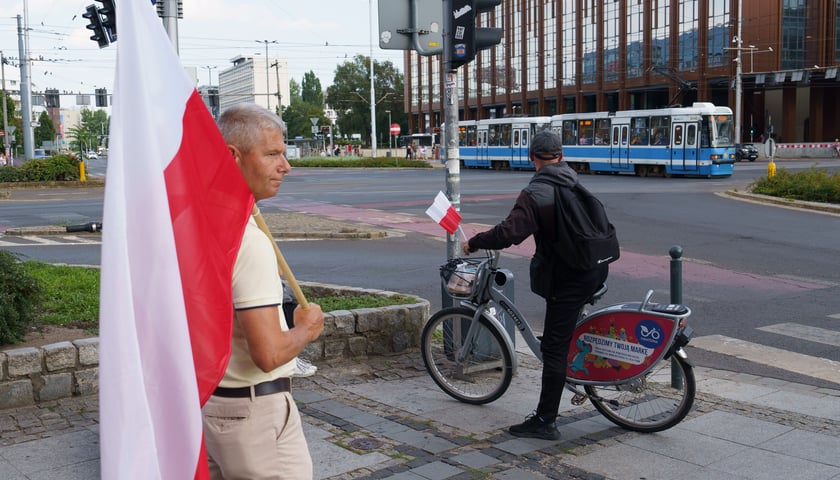 Godzina "W" we Wrocławiu. Ludzie zgromadzeni na pl. Dominikańskim