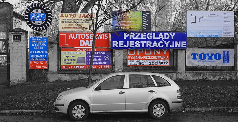 banery reklamowe szpecące miasto