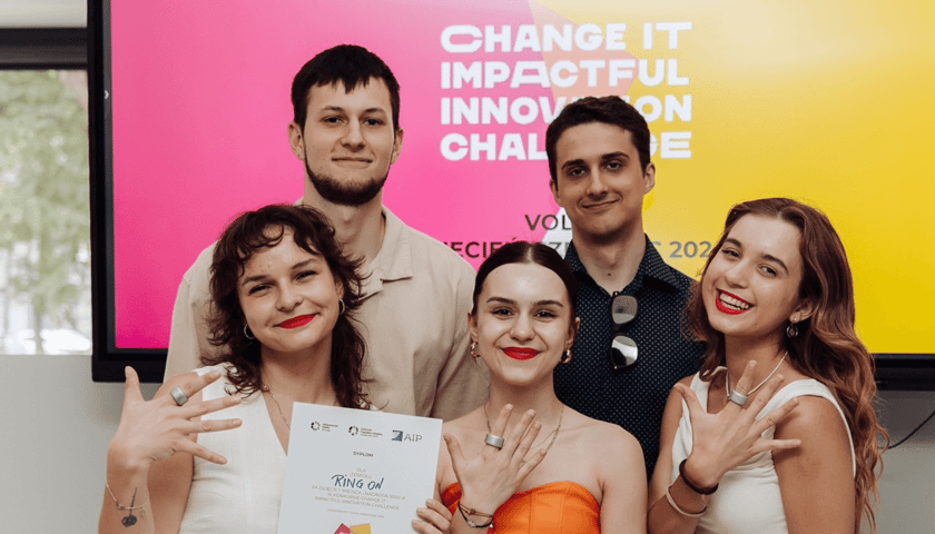 Zespół pracujący nad pierścionkiem bezpieczeństwa RingOn: od lewej: Emilia Front, Marcel Dubiel, Julia Zysiek, Cezary Rogowski, Justyna Sienkiewicz, studentki Uniwersytetu SWPS i studenci Politechniki Wrocławskiej