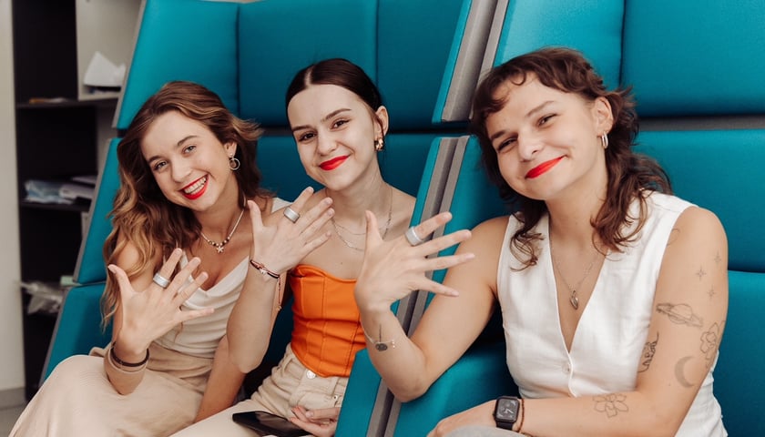 <p>Justyna Sienkiewicz, Julia Zysiek i Emilia Front prezentują projekt RingOn</p>
