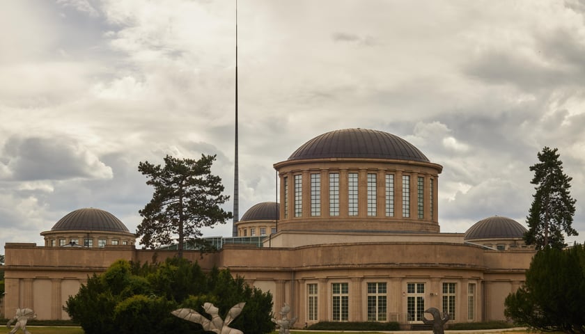 Na zdjęciu widać Pawilon Czterech Kopuł we Wrocławiu.