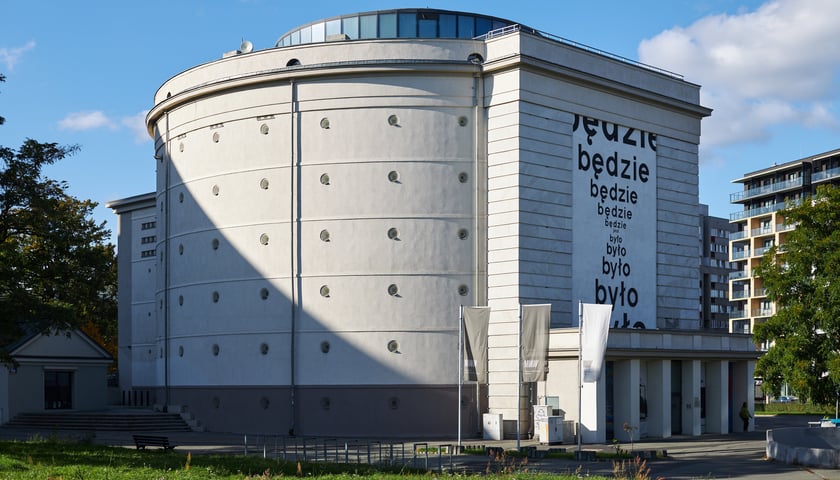 Na zdjęciu widać Muzeum Współczesne we Wrocławiu.