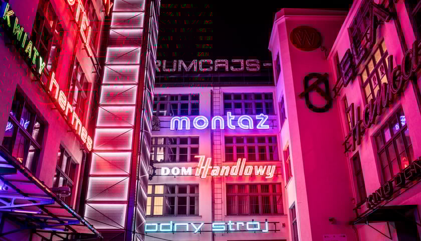 Na zdjęciu widać galerię neonów we Wrocławiu.