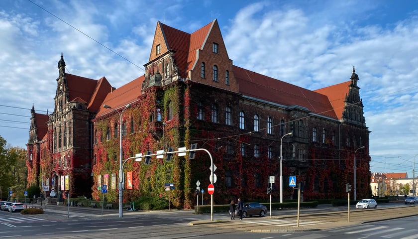 Na zdjęciu widać Muzeum Narodowe we Wrocławiu.