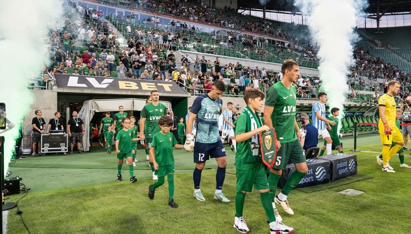 Piłkarze Śląska wychodzą na boisko na mecz z Riga FC (3:1), 1 sierpnia 2024, Tarczyński Arena 