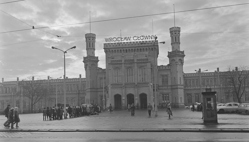 Dworzec Wrocław Główny w 1974 roku. Widok z zewnątrz, widać m.in. kolejkę do taksówek