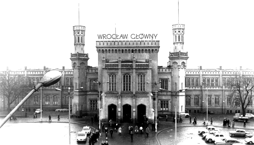 Dworzec Wrocław Główny w 1974 roku. Widok z zewnątrz.