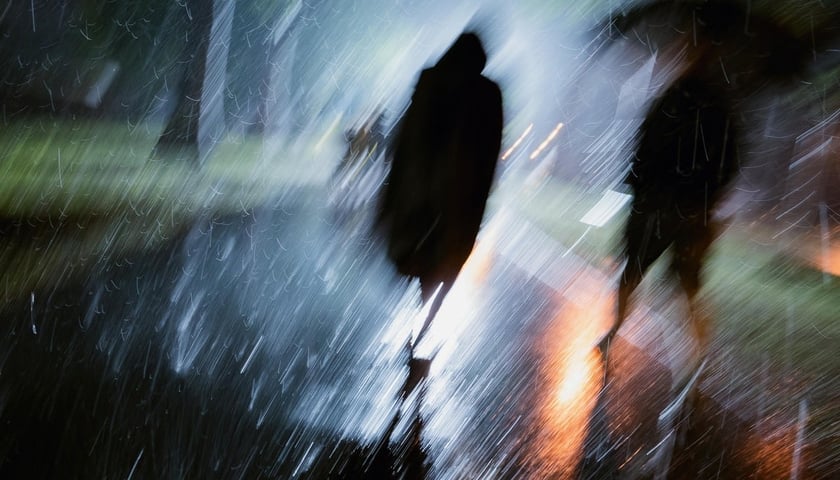 Osoba w strugach deszczu podczas Męskiego Grania (2 sierpnia)