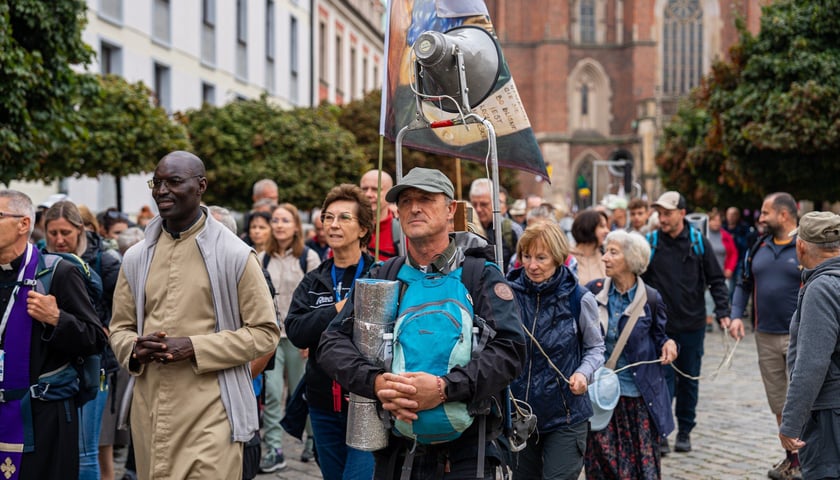 Kolumna pielgrzymów na Ostrowie Tumskim, 2 sierpnia 2024