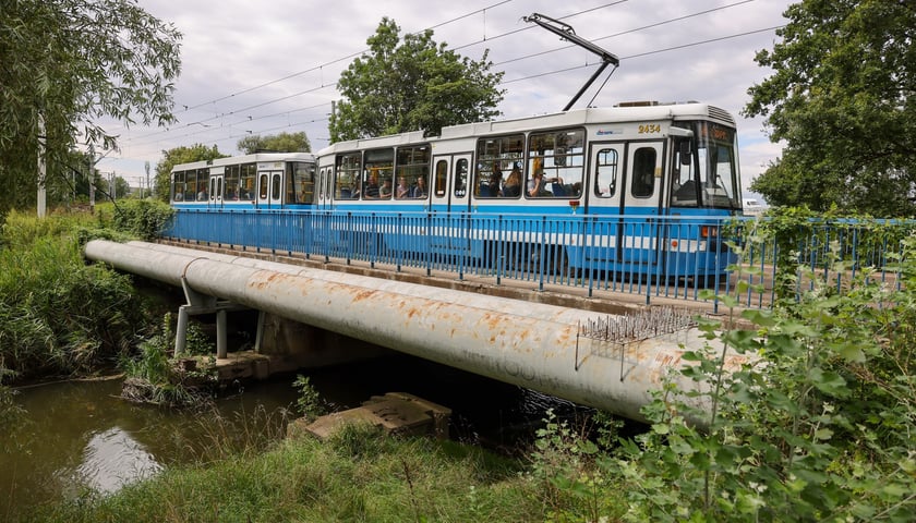 Tramwaj na starym moście Pilczyckim