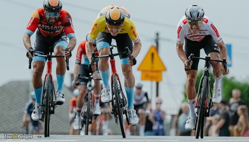 Trójka kolarzy jadących obok siebie podczas Tour de Pologne 2023
