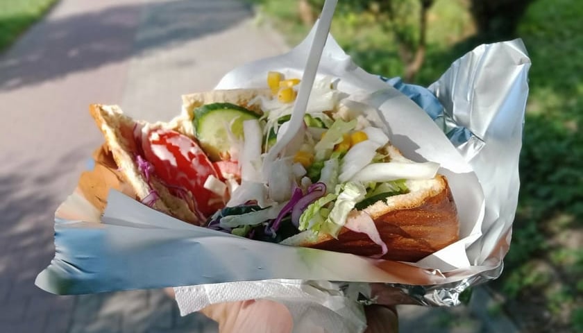 Knysza z budki przy rogu ulic Weigla i Ślężnej