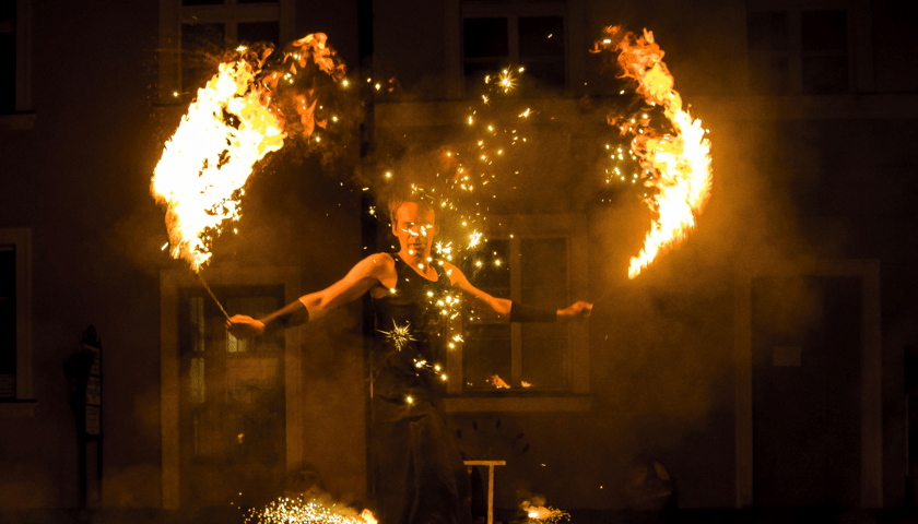 Łukasz Krawiec, podczas występu fireshow (zdjęcie ilustracyjne)