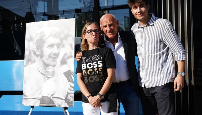 Przed tramwajem od lewej: portret Ryszarda Szurkowskiego, Iwona Arkuszewska-Szurkowska (żona), Czesław Lang (dyrektor Tour de Pologne), Sergio Pisano (radny miejski w Miliczu)
