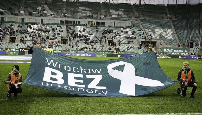 białe wstążki podczas meczu Śląsk Wrocław – Stal Mielec