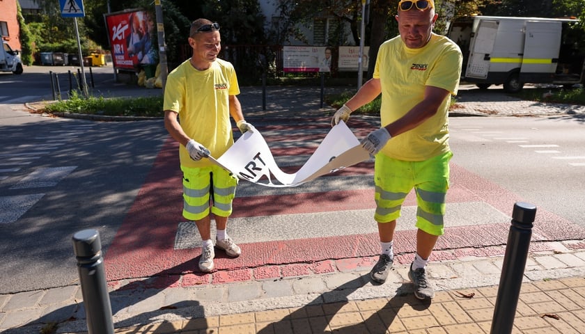 <p>Malowanie z szablonu piktogramu w ramach akcji Stop Smart: przekreślony&nbsp; telefon i napis Smart Stop</p>