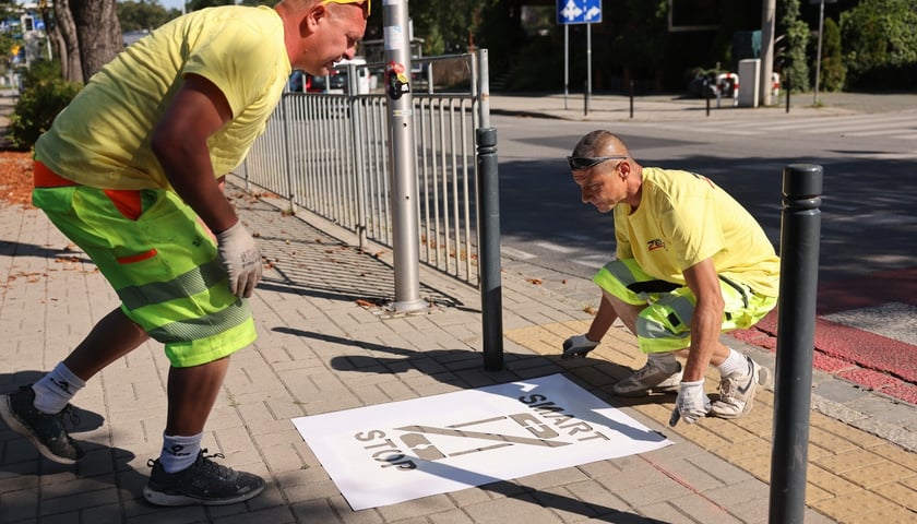 Malowanie z szablonu piktogramu w ramach akcji Stop Smart: przekreślony&nbsp; telefon i napis Smart Stop